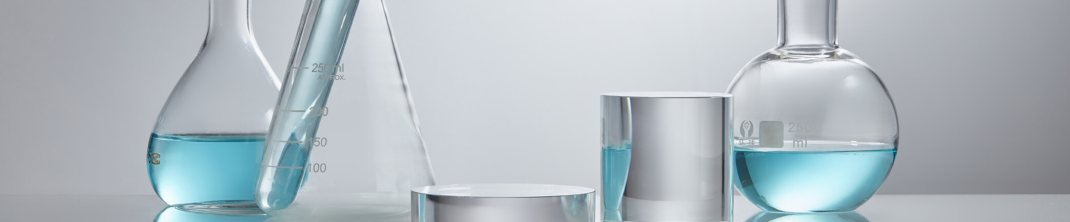 Reagenzgläser teilweise gefüllt mit blauer Flüssigkeit